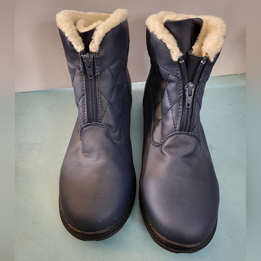 Navy Quilted Boots with Shearling Lining sz 10w #272